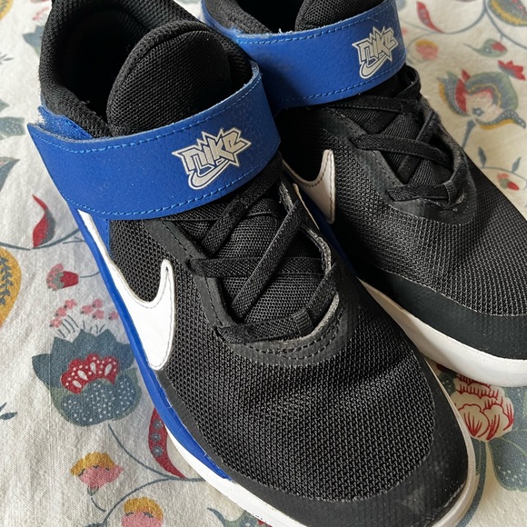 Nike Team Hustle youth sneakers - Picture 2 of 13